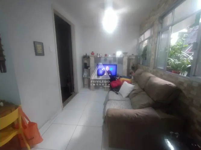 Sobrado dividido em 3 apartamentos na Urca - RJ