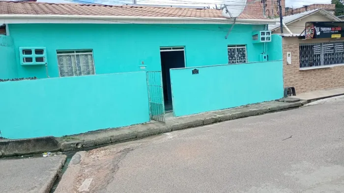 Vendo terreno com 3 casas de esquina e 1 ponto comercial