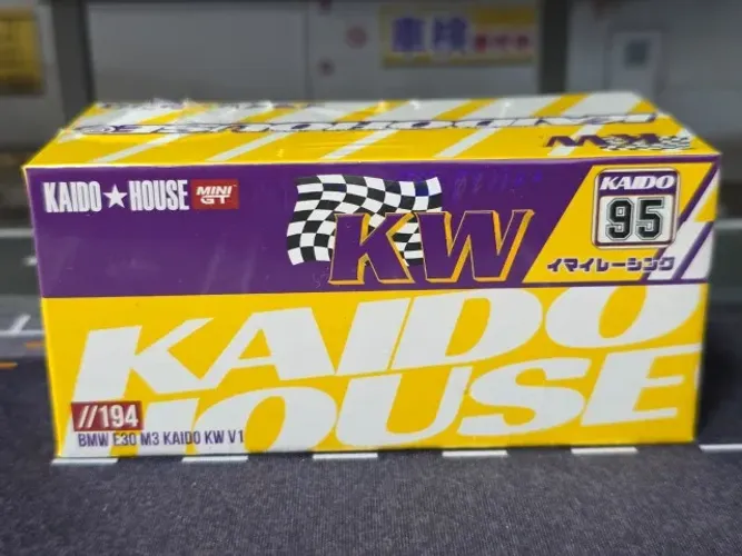 BMW E30 M3 Roxo - MiniGT Kaido House