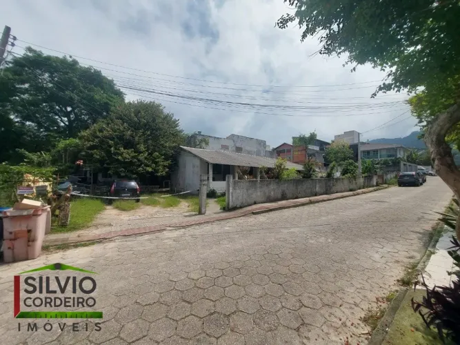 Terreno de 727 m² no Centrinho da Lagoa da Conceição