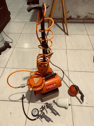 Kit compressor de ar direto com carrinho de transporte.