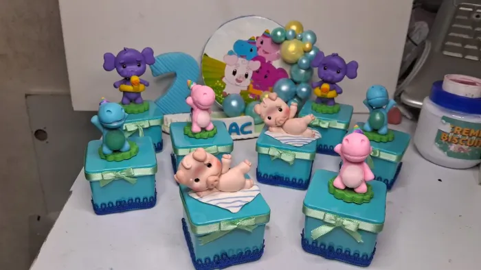 Topo de bolo e lembracinha de Biscuit