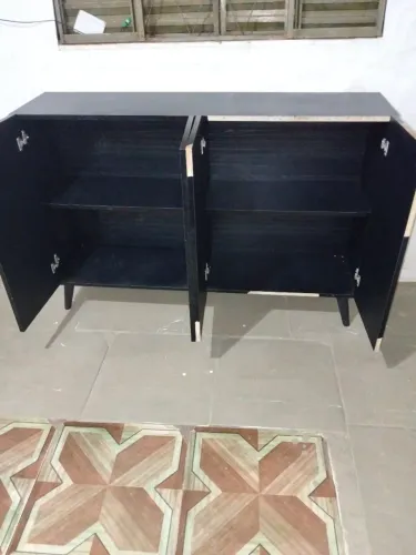 Aparador p Buffet Preto 4 portas <br><br>Largura 32cm <br>Altura 84cm <br>Comprimento 1.23m
