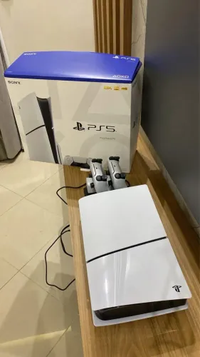 PS5 Slim 1TB mídia física 2 controles!!!