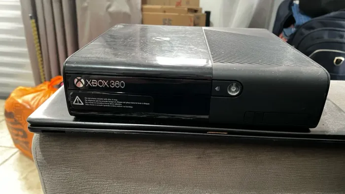 Xbox 360 E (Super Slim) Bloqueado - Sem uso, c/ Controle e Fonte (Funcionando 100%)