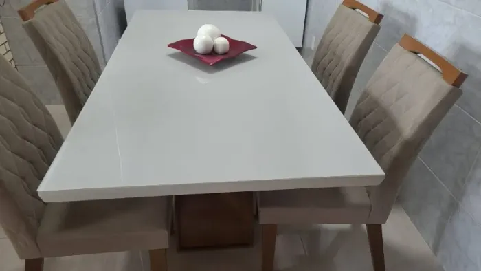 Mesa de jantar com 4 cadeiras