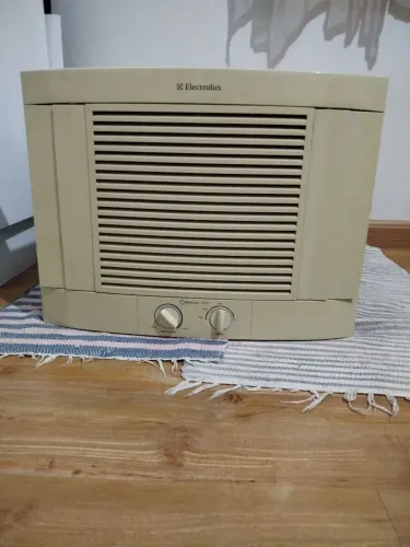 Vendo um ar condicionado usado funcionando perfeitamente