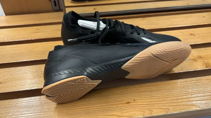 Chuteira adidas Society 