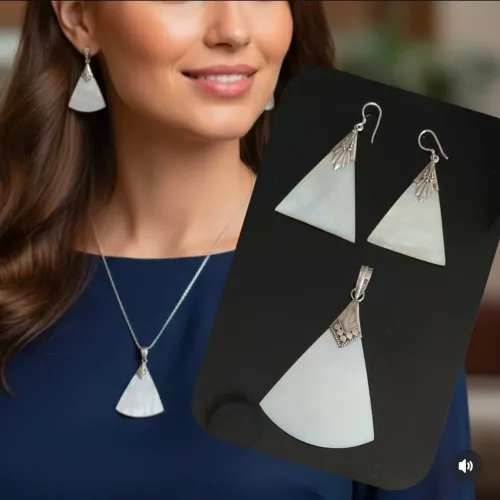 Conjunto em madrepérola com prata, peça de vitrine, brincos + pingente sofisticados.