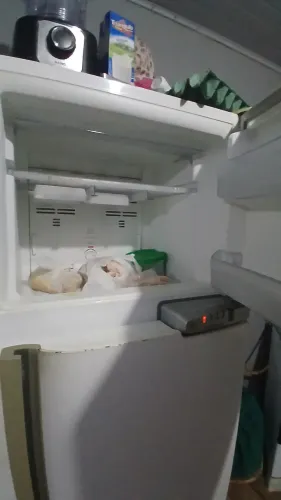 Geladeira em perfeito estado com todas as pessoas