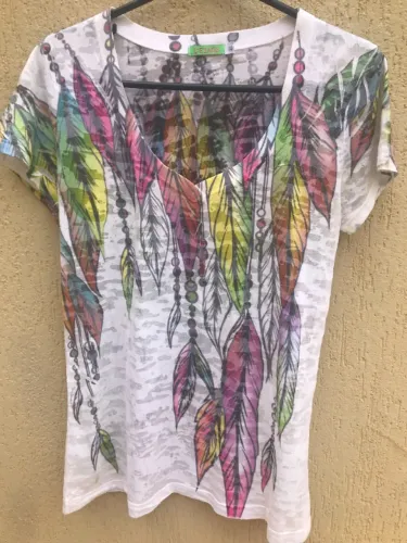 Blusa Branca Com Estampa Colorida Da Marca Letage