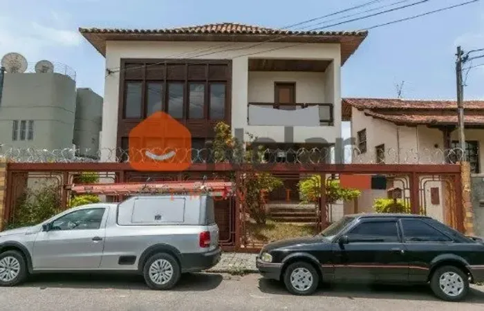 Casa em Santa Tereza com 640 m² , 8 quarto(s) , 2 suíte(s) , 8 vaga(s).