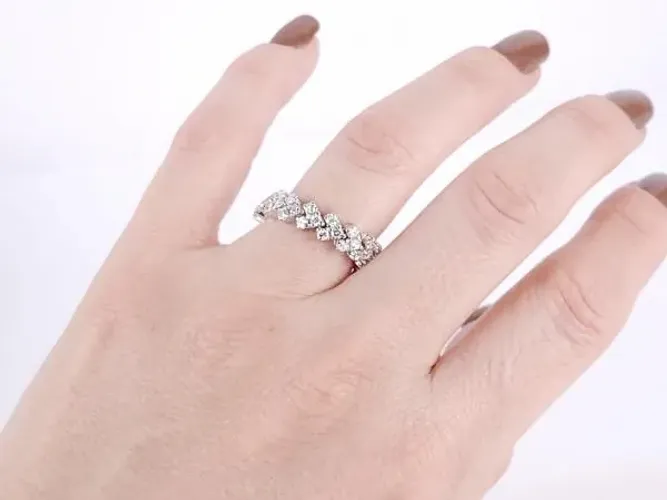 Aliança cravejada em brilhantes