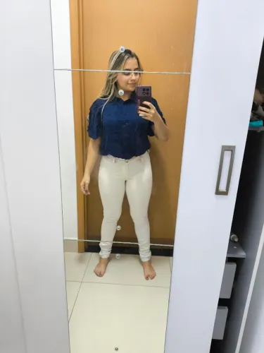 Jeans branco usado e blusa azul nova
