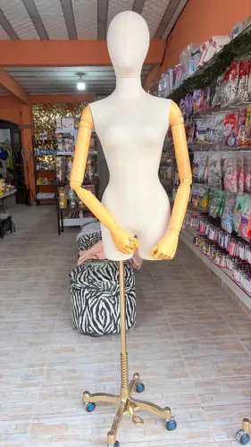 Manequim Plus Size Tecido Com Braço Articulado Importado