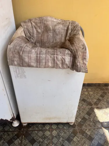 Máquina lavar retirada de peças