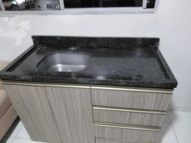 balcão de mármore com cuba inox armário de madeira naval