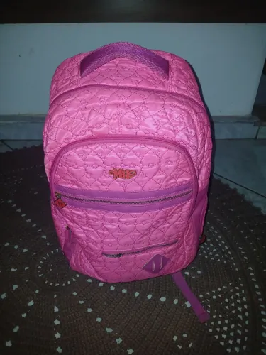 Mochila escolar rosa usada