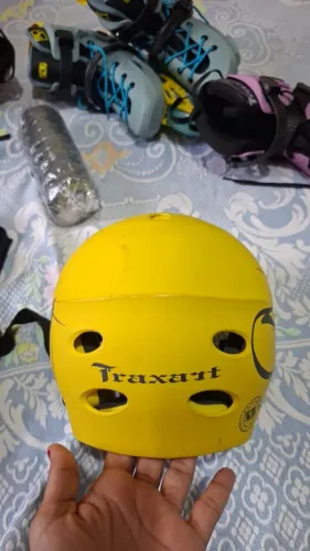 Capacete e joelheira traxart