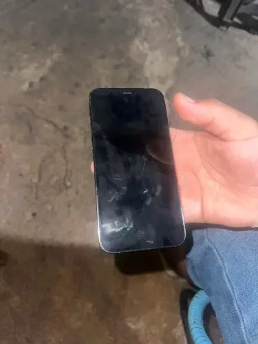 Está tudo certo com ele só tá com um trincado na traseira e a bateria está em 76