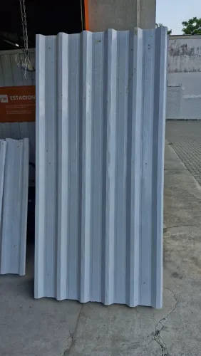 Vendo 6 telhas sanduíche eletrostáticas brancas + calhas metálicas, em ótimo estado.