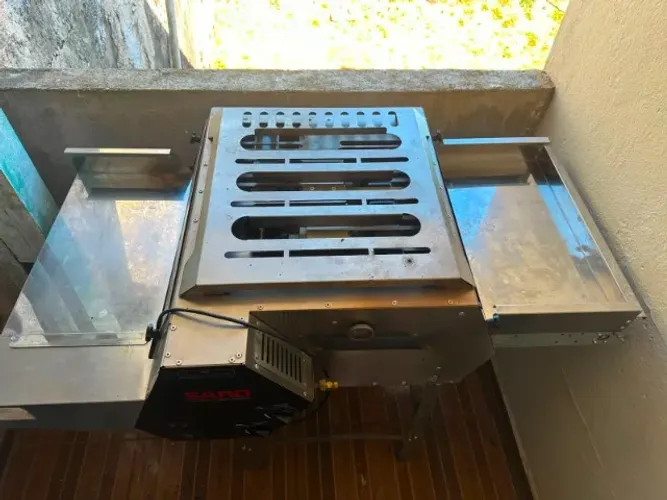 Assador de Esteira Saro para pizzas a gas GLP, provavelmete da linha FE50GLP