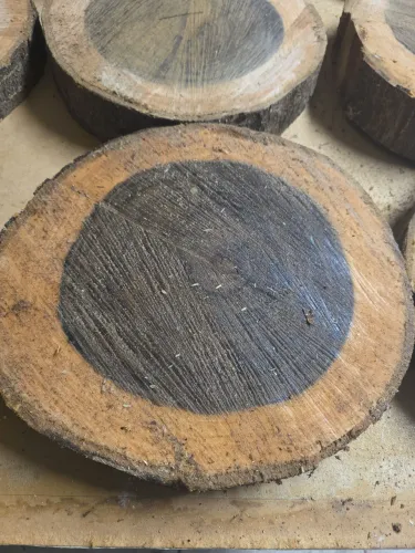 Bolacha de madeira sibipiruna, ideal para aparador, tabua de carne e petisqueira. 30-35cm