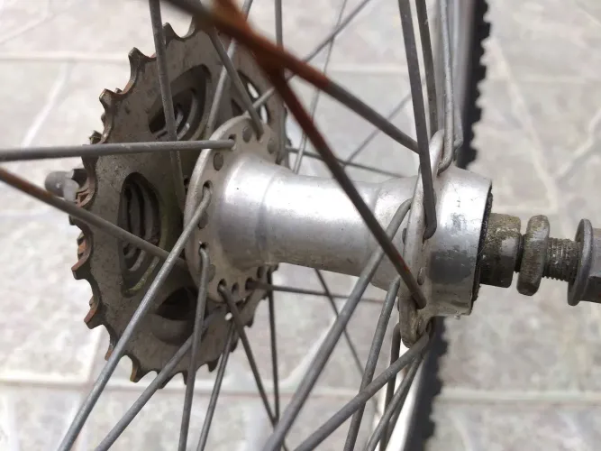 Roda traseira de bicicleta aro 26 com catraca