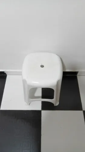 Banqueta de plástico resistente branca