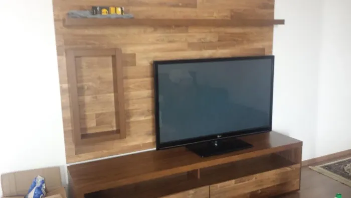 Venda: painel de tb com mesa de centro.