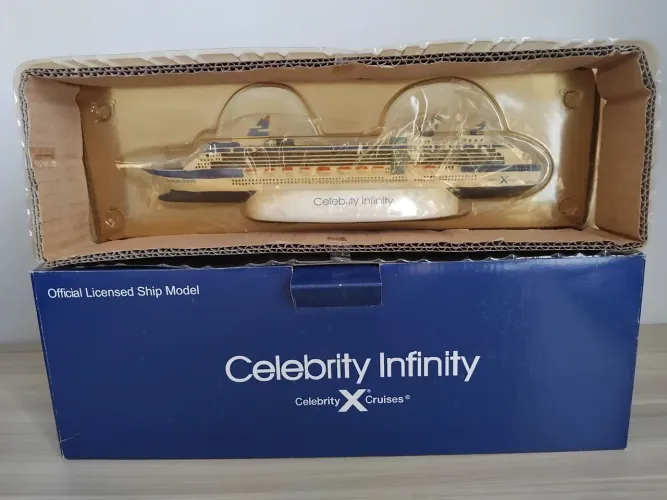 Miniatura e Camiseta do Navio Celebrity Infinity