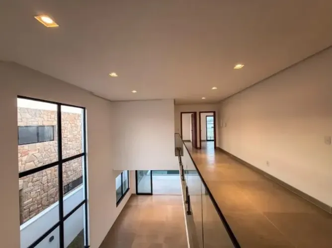 Linda Casa em 2 pavimentos em condomínio fechado.