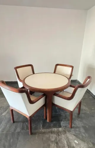 Mesa de madeira e couro