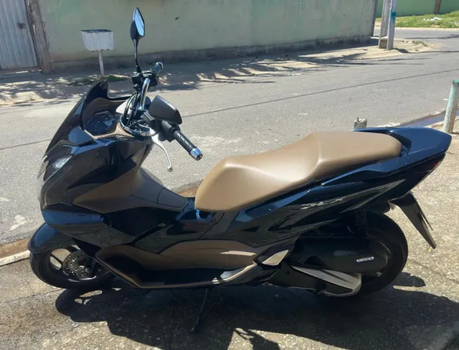 Honda PCX DLX 160, ano 2025, completa com chave presencial e muito nova