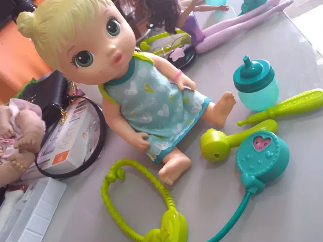 Boneca Baby Alive Cuida de mim Loira com acessórios em perfeito estado