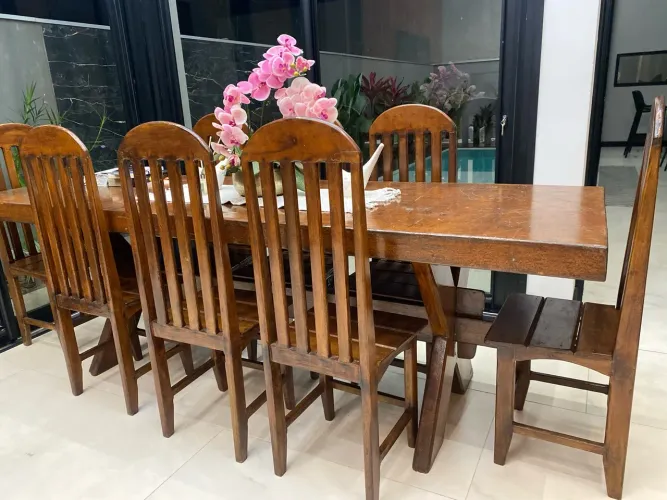 Mesa madeira maciça com 8 cadeiras