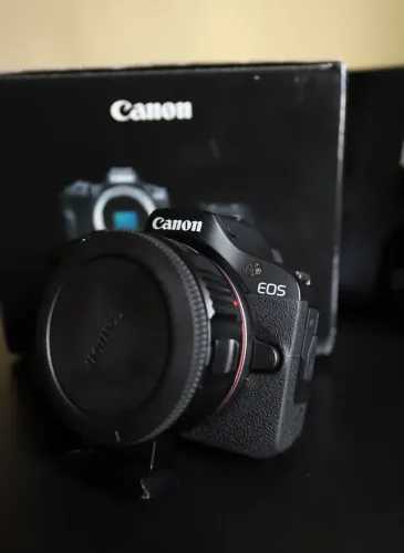 Câmera Canon EOS R100 com adptador para lentes DSLR e Full-Frame 