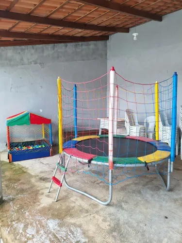 Aluga-se pula pula, casinha de bolinhas e escorregador.