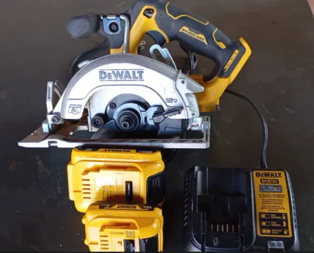 Serra Circular 184mm (DeWALT) Modelo DCS570B Motor Brushles (12V)