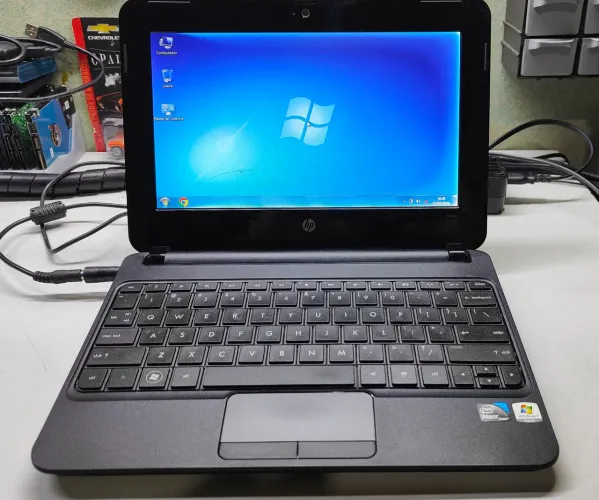 Netbook HP Mini 110-3000 funcionando perfeitamente.