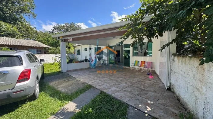 Casa com amplo terreno em Pontal do Sul