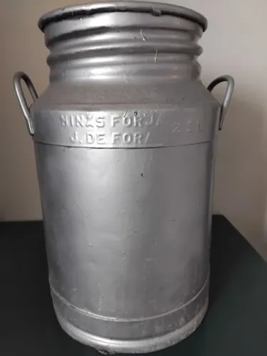 Latão de leite de ferro antigo 