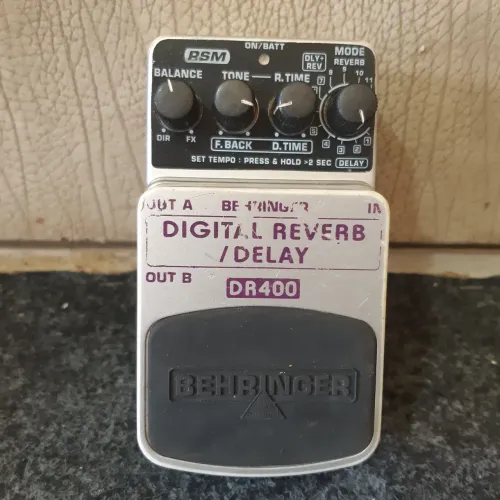 Pedal de guitarra reverb e delay