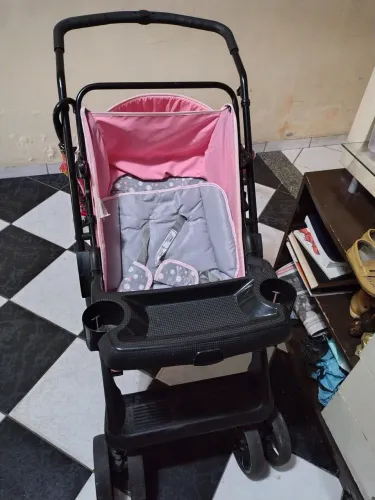 Carrinho de bebê com função reversivel