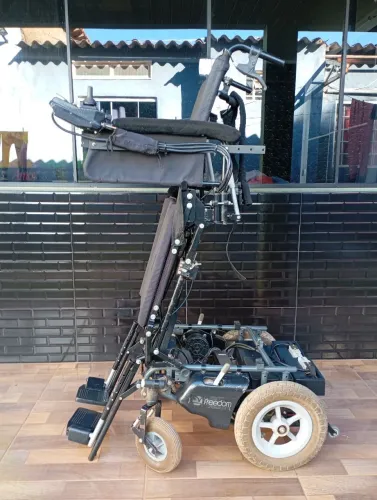 Cadeira de rodas motorizada stand up
