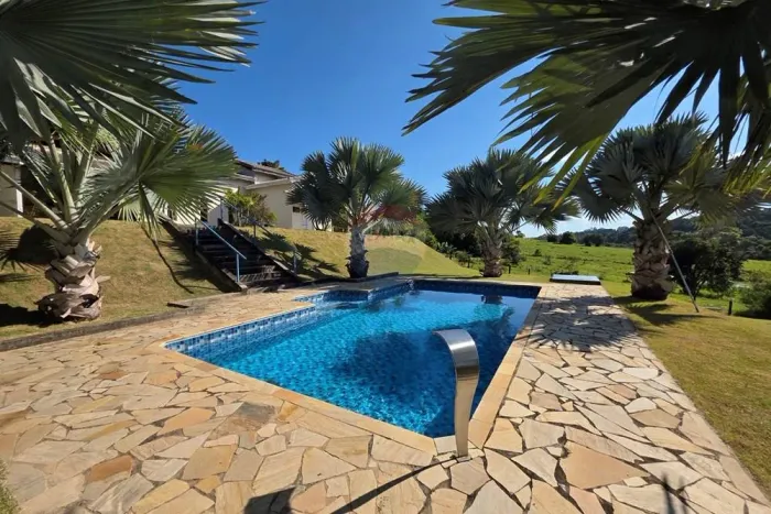 Chácara à venda em Pedra Bela com piscina, área gourmet, campo de futebol e pomar