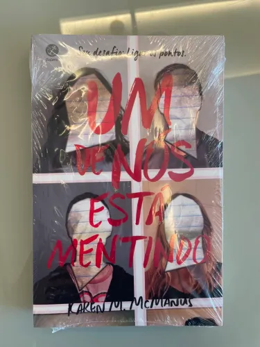 LIVRO UM DE NÓS ESTÁ MENTINDO - NOVO LACRADO