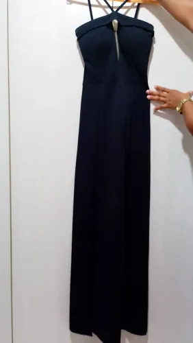 Vestido Longo de Festa Preto - Elegante, com Fenda Lateral e Detalhe no Decote