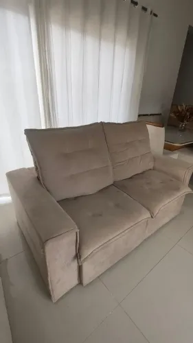 Lindo sofá retrátil, para ambientes pequenos.