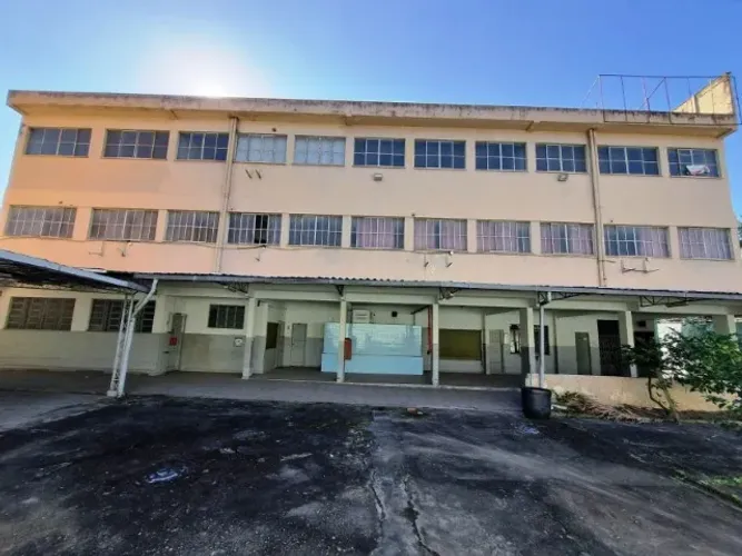Bangu - Imóvel Comercial 2.300m² | 3 Prédios | 20 Salas | Quadra